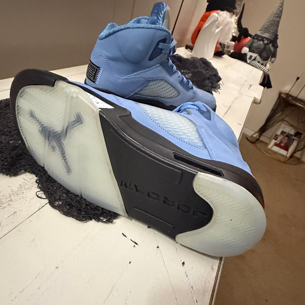 Jordan Athletic Shoes in Light Blue and Black - Picture 3 of 5